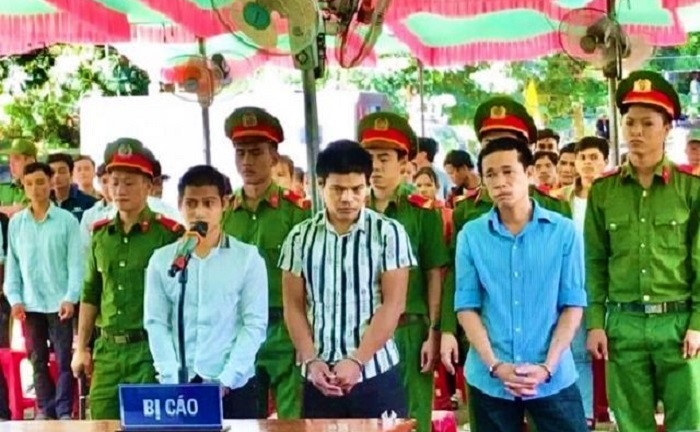 Chém chết bạn nhậu rồi vứt xác xuống sông, 3 bị cáo lĩnh 46 năm tù