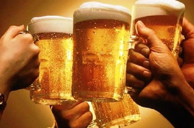 Từ 15/11, xúi giục, lôi kéo người khác uống bia sẽ bị phạt đến 1 triệu đồng
