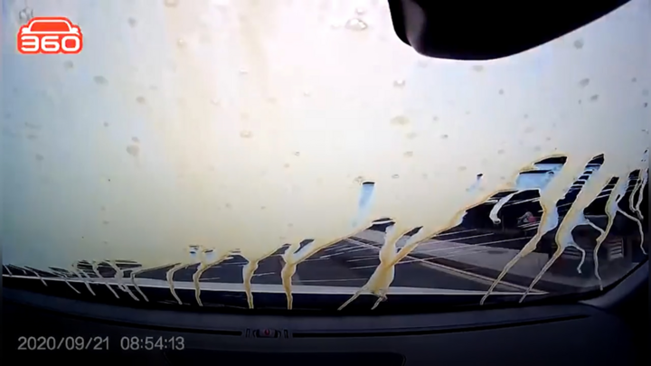 Clip: Tài xế phanh gấp, ném túi trà lên kính chắn gió xe ô tô cùng chiều