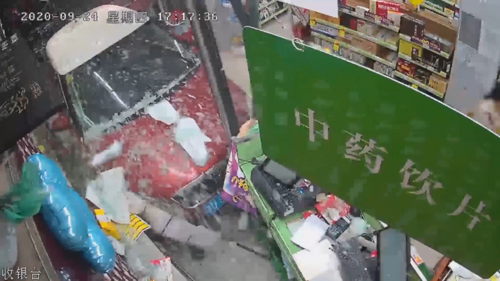 Clip: Ô tô đâm thẳng vào tiệm thuốc, tông gãy chân người đi đường