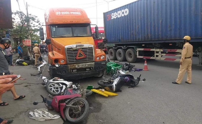 Xe đầu kéo đi vào làn xe máy, đâm 6 người bị thương