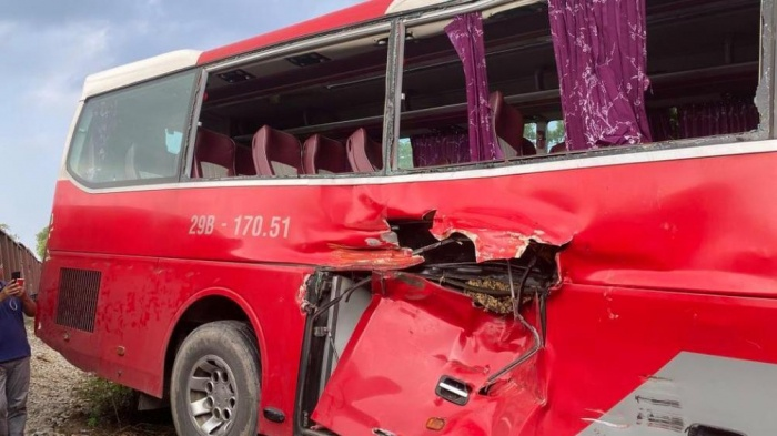 Tàu hỏa húc văng xe đưa đón học sinh: Sức khỏe 6 nạn nhân đi cấp cứu ra sao?