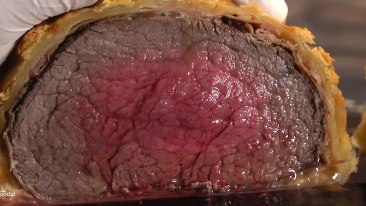 Cận cảnh món bò Wellington có giá 1000 USD