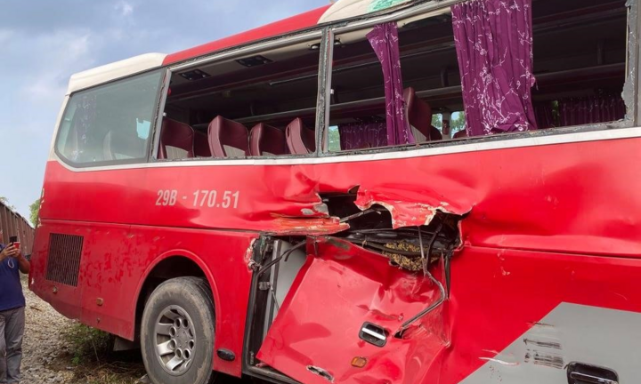 Cố tình vượt tàu hoả bất chấp tính mạng 45 đứa trẻ, tài xế bị xử lý thế nào?