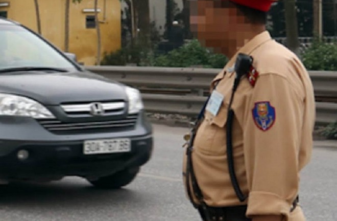 CSGT béo bụng gây ấn tượng thiếu chuyên nghiệp, kém khỏe mạnh