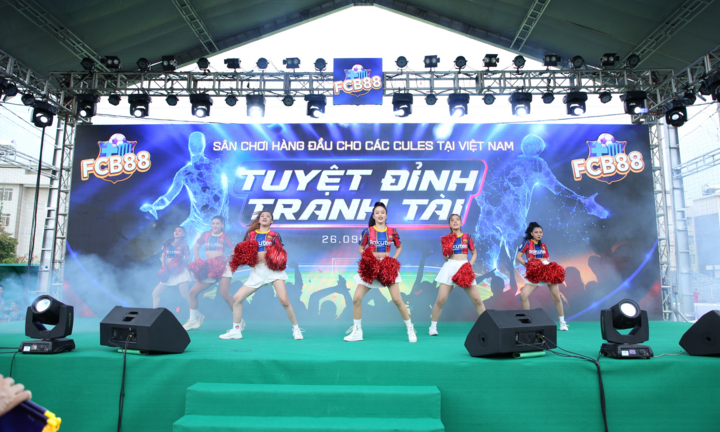 400 fan Barcelona tham gia ngày hội 'Tuyệt đỉnh tranh tài'