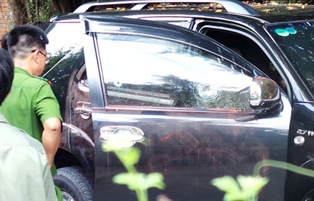 Đôi nam nữ chết bất thường trên ô tô đang nổ máy