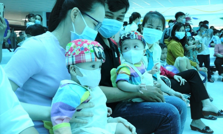 Trúc Nhi - Diệu Nhi đón Trung thu cùng hàng trăm em nhỏ tại bệnh viện