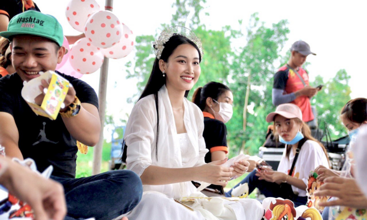 Hoa khôi Đoàn Hồng Trang trao quà trung thu cho trẻ vùng cao