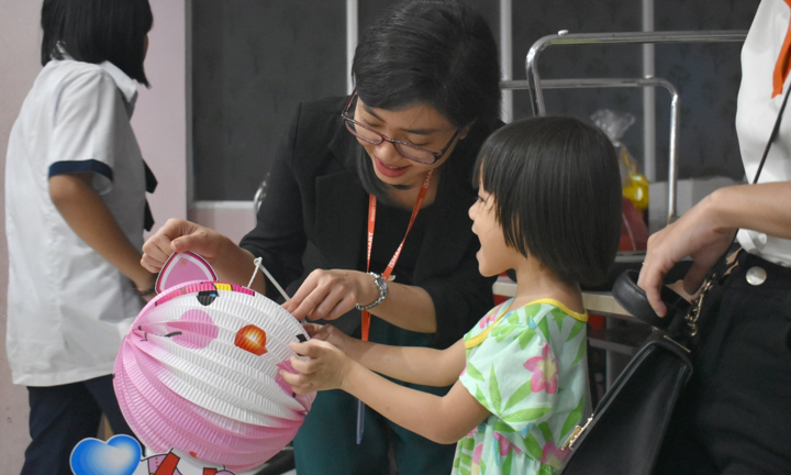 Mang Tết Trung thu cổ truyền đến với trẻ em cơ nhỡ