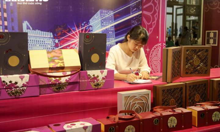 Bánh thừa nhiều, chủ quầy chấp nhận chốt lỗ trong đêm Trung thu