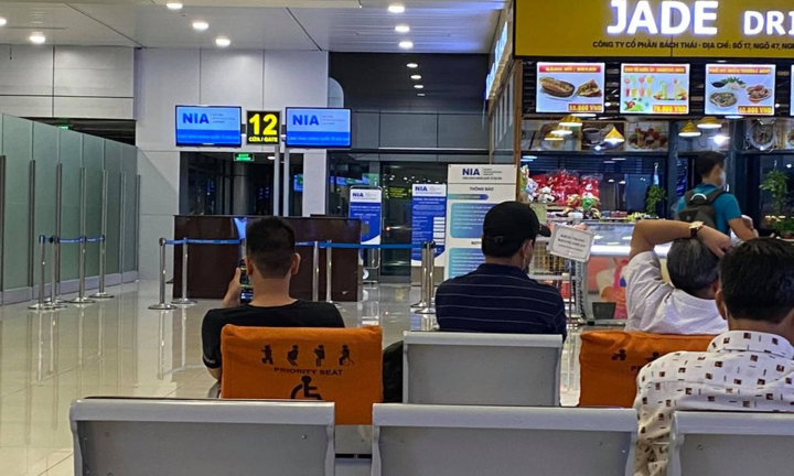 Bức xúc việc ghế ưu tiên 'bị chiếm' ở sân bay, cô gái khơi mào tranh cãi