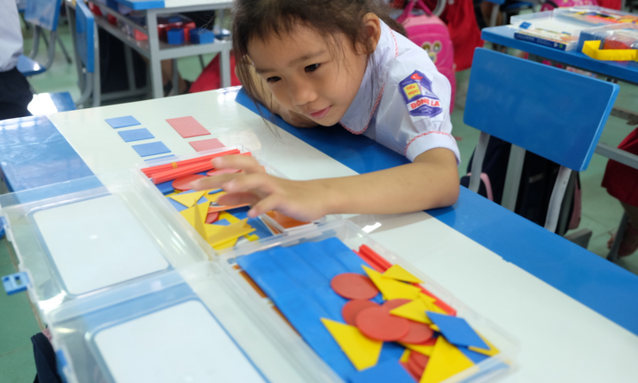 Trẻ 'còng lưng' học chữ, phụ huynh bế tắc vì Tiếng Việt 1 quá khó