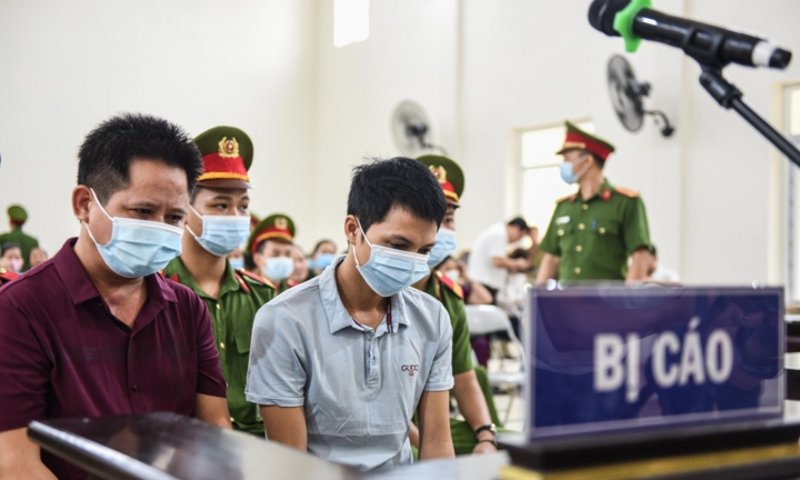 Tuyên phạt 12 tháng tù chủ quán nướng bắt khách quỳ xin lỗi vì 'bóc phốt' đồ ăn