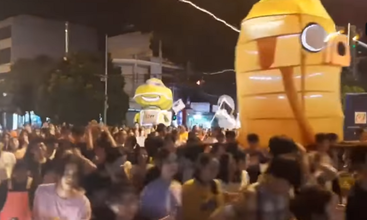 Clip: Hàng nghìn thanh niên chạy rước đèn trung thu khổng lồ ở Kon Tum