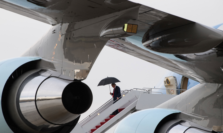 'Khám' COVID-19 cho Không Lực Một