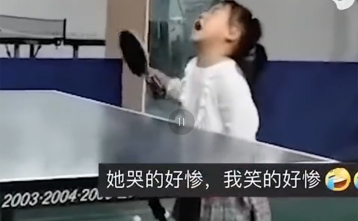 Cô bé 3 tuổi vừa đánh bóng bàn vừa khóc và bài học phía sau