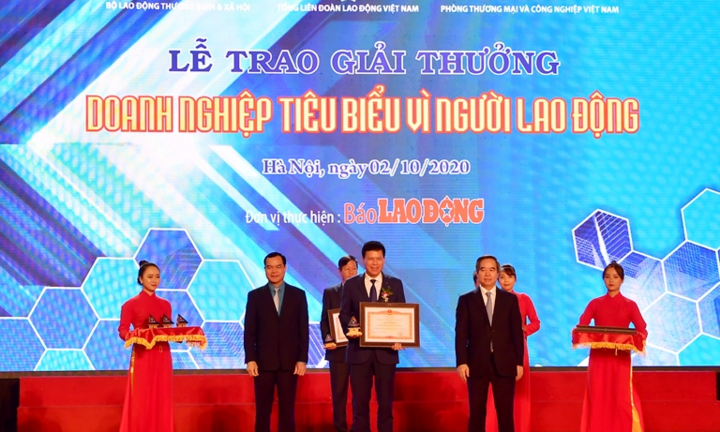 Vietcombank được tặng Bằng khen 'Doanh nghiệp tiêu biểu vì người lao động'