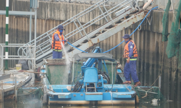 Xem công nhân nạo vét bùn đen đoạn cuối kênh Nhiêu Lộc - Thị Nghè