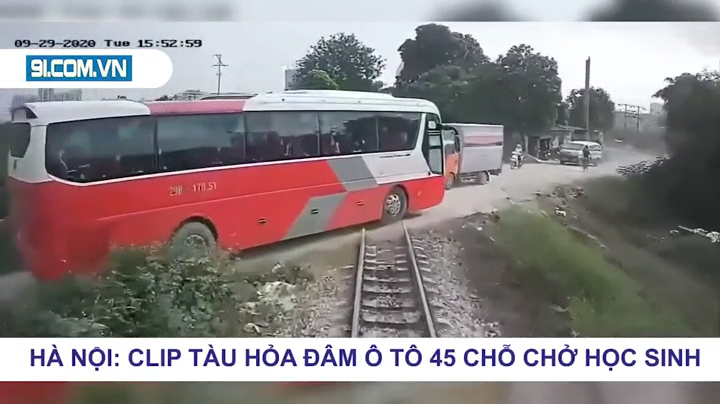 Clip: Lái xe ô tô chở hơn 40 học sinh cố tình vượt đường ray bị tàu đâm ngang