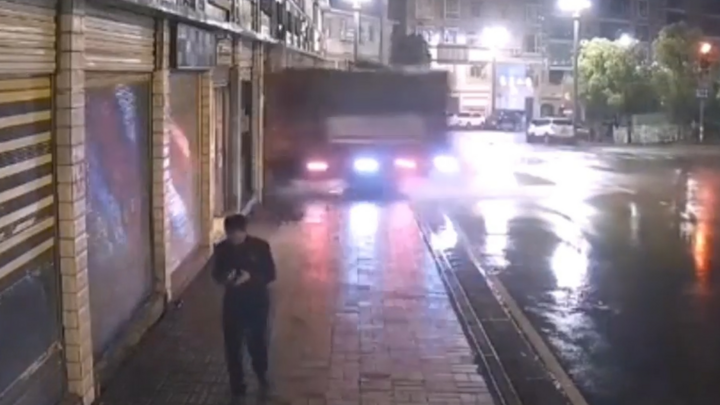 Clip: Xe tải lao như tên bắn vào cửa hàng bên đường