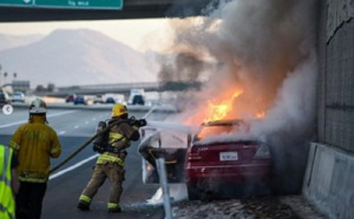 Mercedes C-Class đâm vào dải phân cách trên cao tốc rồi bốc cháy