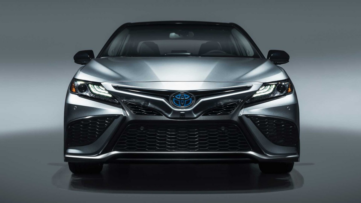 Chi tiết Toyota Camry Hybrid 2021, giá từ 28.300 USD