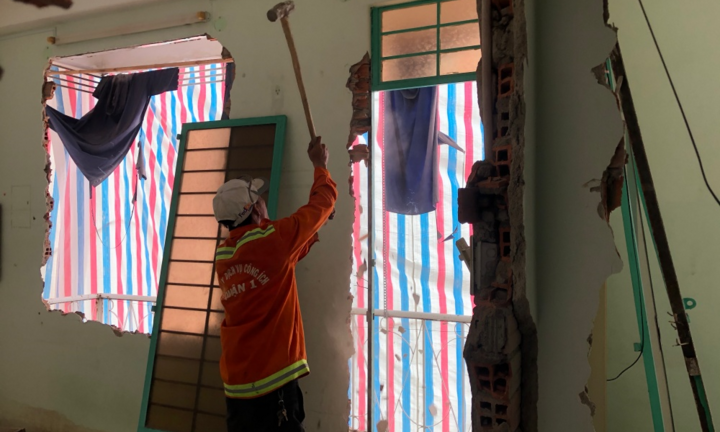 Xem công nhân tháo dỡ chung cư nghiêng 45cm ở TP.HCM
