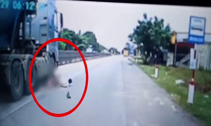 Clip: Người đàn ông bị cán gãy chân vì lấn làn xe đầu kéo