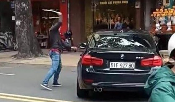 Thanh niên vác gậy sắt đập xe BMW sau mâu thuẫn trên đường