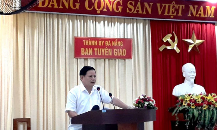  Đà Nẵng tặng sách cho đại biểu dự đại hội Đảng bộ