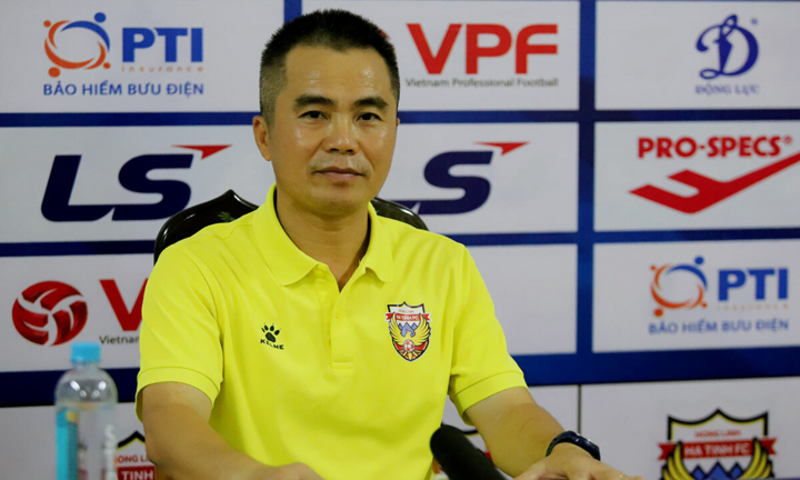 HLV Phạm Minh Đức dạy học trò đá đẹp được để cử giải Fair Play