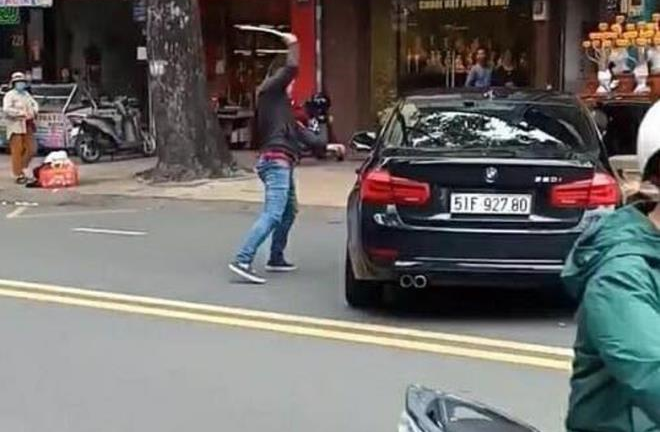 Xác định nguyên nhân nam thanh niên cầm thanh sắt đập xe BMW trên phố
