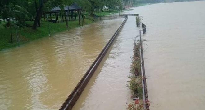 Cầu đi bộ lát gỗ lim siêu sang ở Huế bị nước lũ nhấn chìm