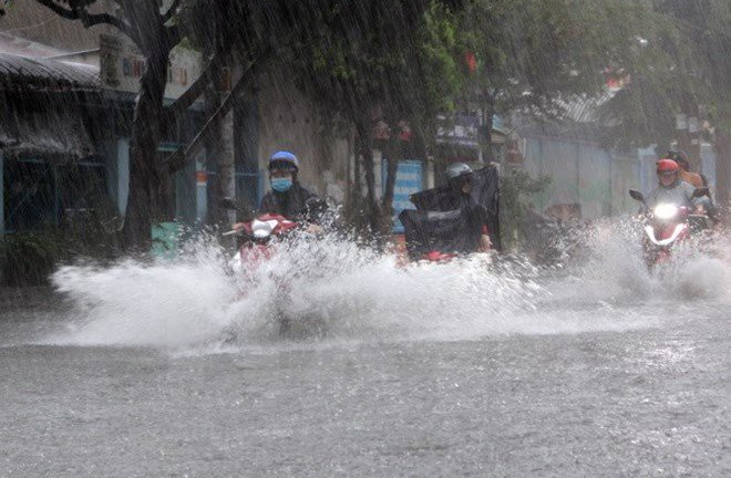 Áp thấp tiến vào đất liền, Trung Bộ mưa rất to