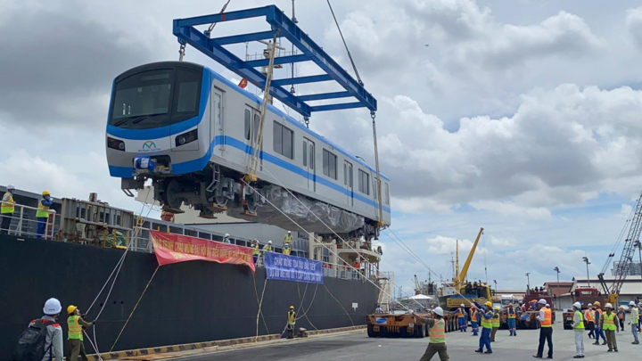 Ảnh: Chuyển tàu Metro số 1 xuống xe siêu trường, siêu trọng