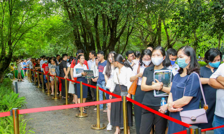 Khách xếp hàng cả cây số để xem nhà mẫu và mua nhà tại Ecopark