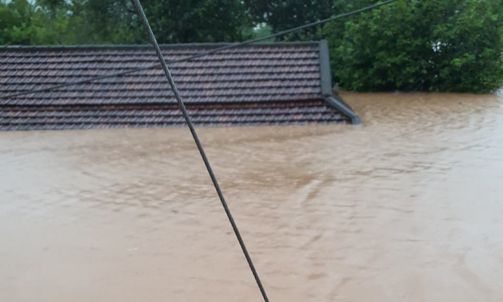 Ảnh: Nước nhấn chìm nhiều làng mạc, dân Bình Trị Thiên khẩn trương chạy lũ