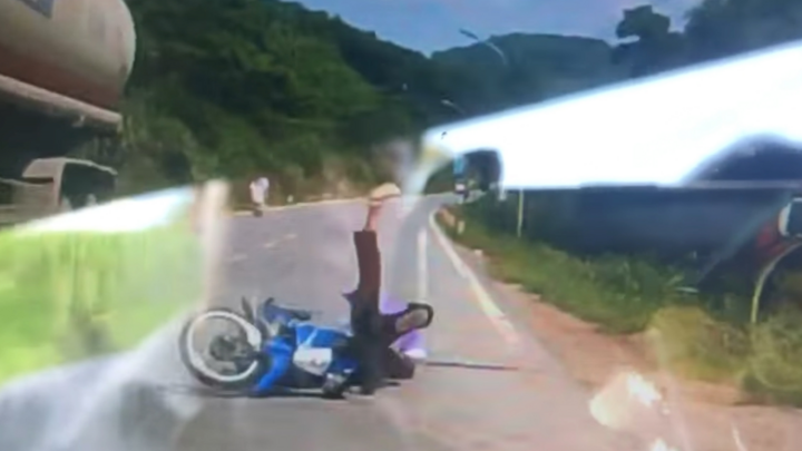 Clip: Tông vào đuôi xe container, nữ sinh bị ô tô ngược chiều chèn lên người