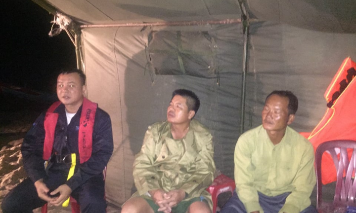 Cứu thêm 2 thuyền viên Vietship 01, 8 người còn mắc kẹt