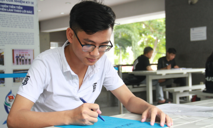 Khâm phục nghị lực nam sinh mồ côi, phải học dưới ánh đèn pin mập mờ đỗ đại học