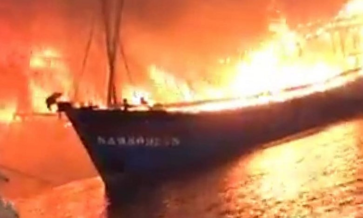 4 tàu cá ở Nghệ An bốc cháy dữ dội trong đêm