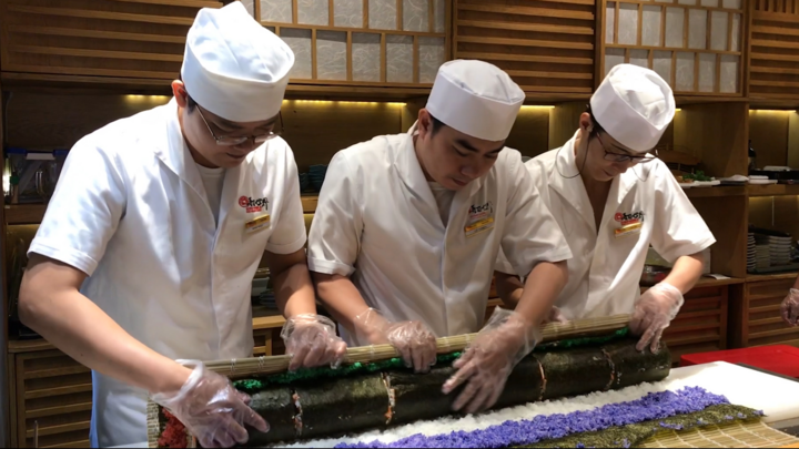 Video: Tròn mắt với sushi khổng lồ dài 1,2m, nặng 8kg ở TP.HCM