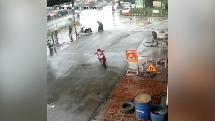 Clip: Xe không người lái lao vun vút vào...đổ xăng