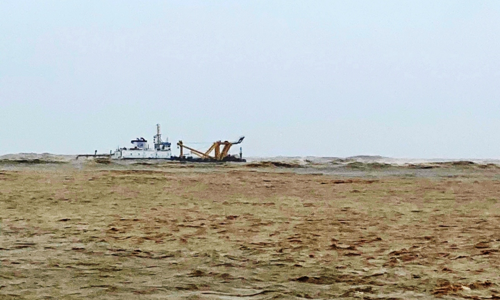 Quảng Trị: Ứng cứu được 1 thuyền viên, 11 người vẫn mắc kẹt cùng tàu