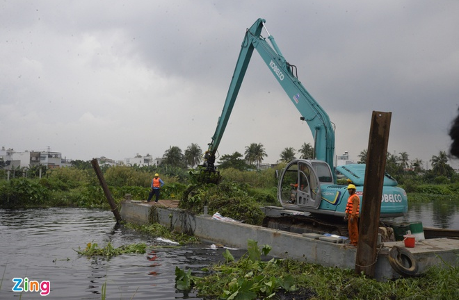 TP.HCM chi 20 tỷ đồng mua máy vớt rác trên sông