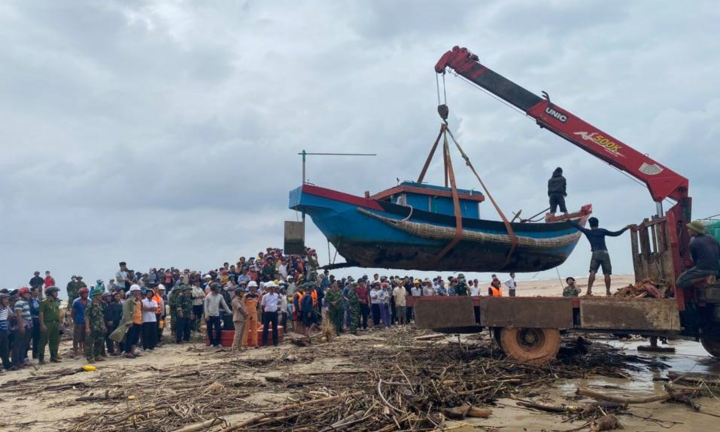 Dùng trực thăng cứu 8 thuyền viên trên tàu Vietship 01 đang chìm