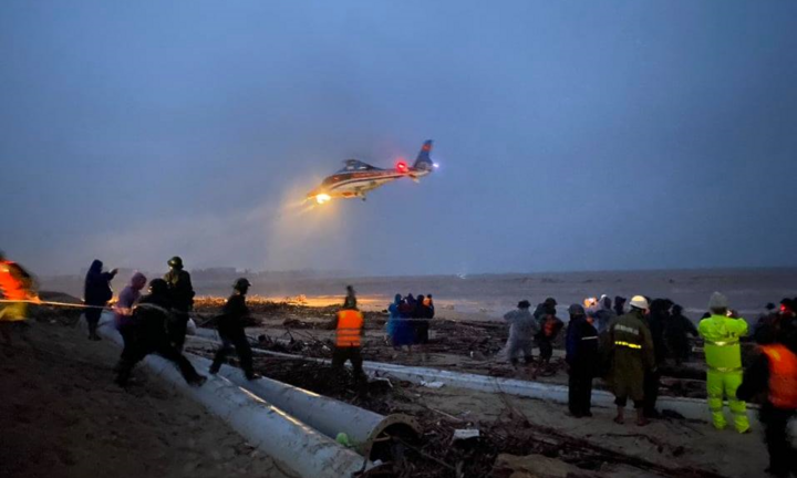 Bộ Quốc phòng điều trực thăng cứu 8 thuyền viên gặp nạn trên biển Quảng Trị