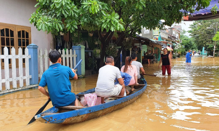 Mưa như trút nhiều ngày đêm, dân Đà Nẵng khốn khổ gồng mình trong lũ