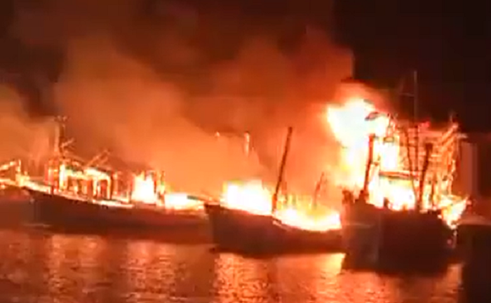 Ảnh: 50 lính cứu hỏa căng mình dập đám cháy 4 tàu cá ở Nghệ An